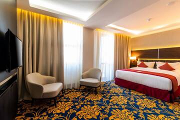 Люкс с кроватью размера «king-size» в Отеле Ramada Hotel & Suites by Wyndham Yerevan